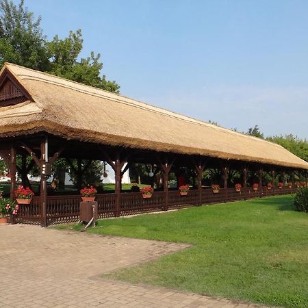 Sarlóspuszta Club Hotel Tatárszentgyörgy Exterior foto
