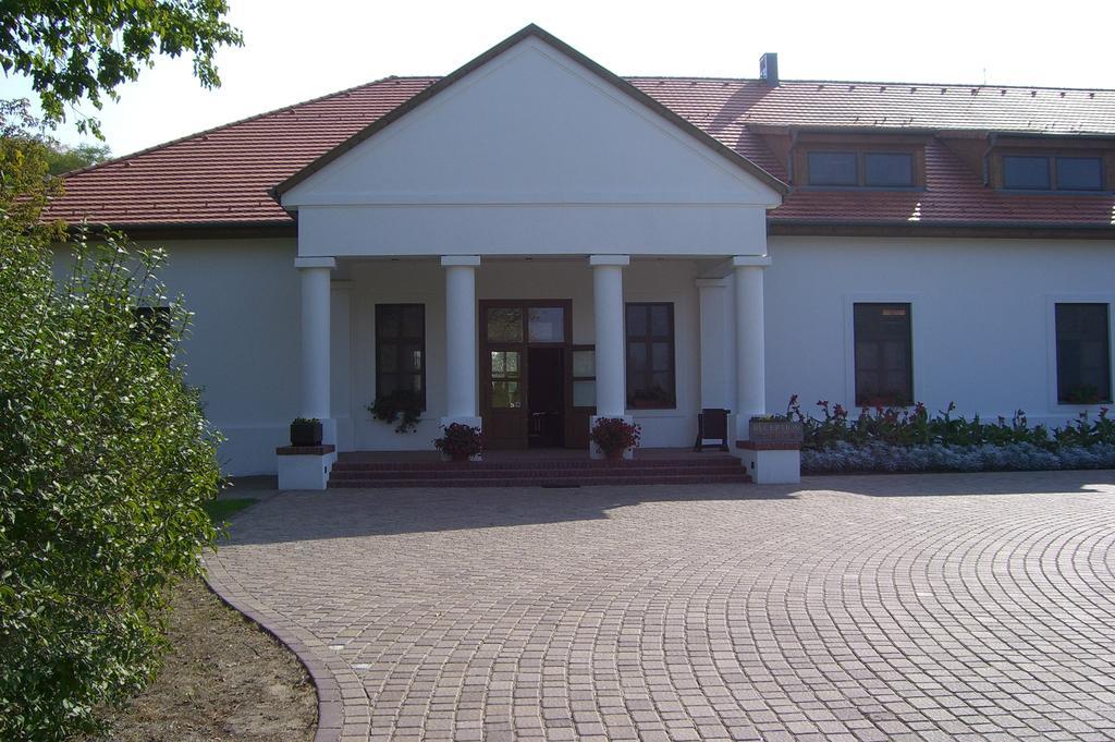 Sarlóspuszta Club Hotel Tatárszentgyörgy Exterior foto