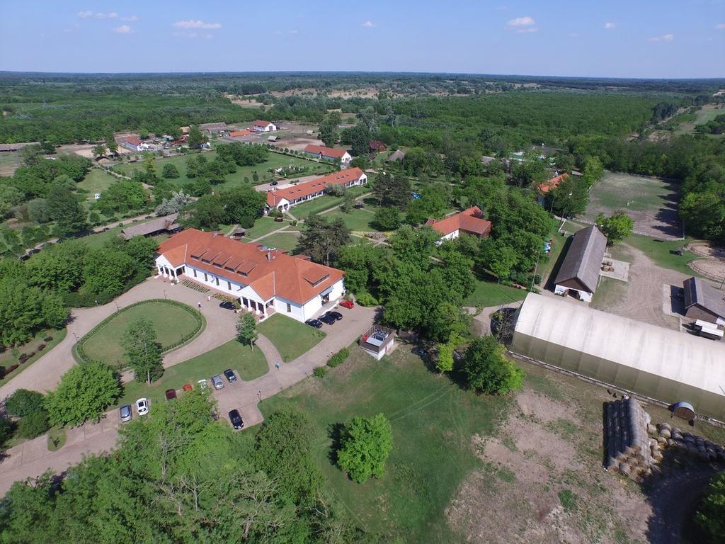 Sarlóspuszta Club Hotel Tatárszentgyörgy Exterior foto