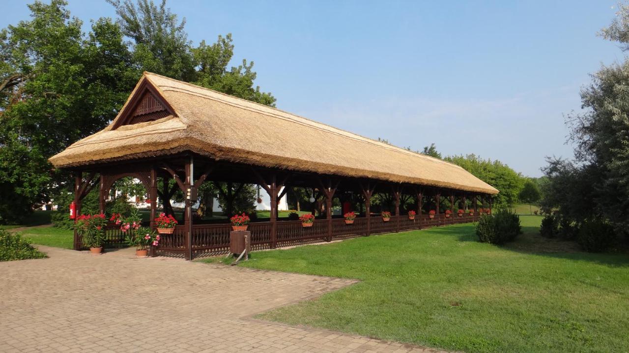 Sarlóspuszta Club Hotel Tatárszentgyörgy Exterior foto